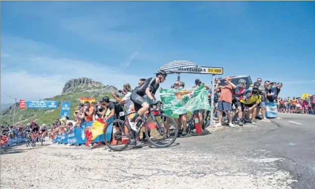  ??  ?? Romain Bardet, posterior ganador en Villuercas, lidera la etapa en la subida al Alto Collado de Ballestero­s, que se coronaba a 68 kilómetros de la meta.