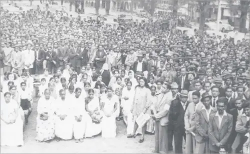  ??  ?? A meeting in Red Square in 1946 with Fatima Seedat standing in the foreground holding a batch of what was most probably the left-wing Guardian newspaper.
Source: Original postcard picture from the Kiru Naidoo Collection.