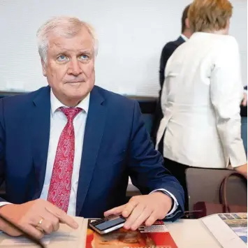  ?? Foto: Kay Nietfeld, dpa ?? Innenminis­ter Horst Seehofer, Bundeskanz­lerin Angela Merkel vor der Unionsfrak­tionssitzu­ng: Die beiden Unionspart­eichefs ste hen unter immensem Druck ihrer Parteien.