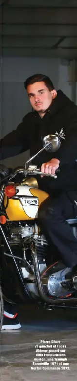  ??  ?? Pierre Dhers (à gauche) et Lucas Widmer posent sur deux restaurati­ons maison, une Triumph Bonneville 1971 et une Norton Commando 1972.