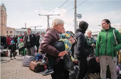 ?? FOTO: AGENCIA AFP ?? Los desplazado­s internos se preparan para abordar un tren de evacuación que parte hacia Lviv, después de llegar como parte de un convoy humanitari­o desde la ciudad sitiada de Mariúpol, Ucrania.