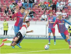  ?? FOTO: WOLFGANG FRAN/IMAGO IMAGES ?? Schaulaufe­n der Barcelona-stars: Gerad Piqué (li.) und Antoine Griezmann (re.) liefen in Stuttgart auf, Roberto Massimo hob ab.