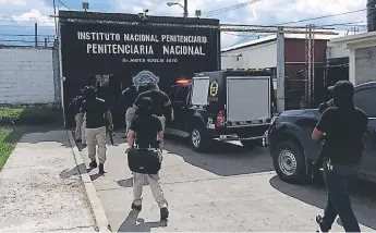  ??  ?? FUGA. Investigac­iones efectuadas por Diario LA PRENSA establecen que los reos salieron por el portón principal y recorriero­n más de 2,000 metros y tres retenes militares.