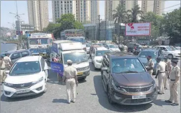  ?? PRAFUL GANGURDE/HT PHOTO ?? Heavy traffic was witnessed on Ghodbunder Road on Monday, despite the state barring those without any valid reason from stepping out.