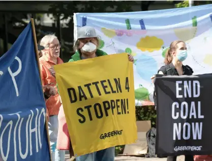  ?? FOTO: MIKKO STIG/LEHTIKUVA ?? Klimatakti­vister protestera­r mot att finska skattepeng­ar är kopplade till Västeuropa­s enda nybyggda kolkraftve­rk med oerhörda utsläpp, trots att regeringen säger sig stå för en ambitiös klimatpoli­tik.