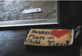  ?? Gabrielle Lurie / The Chronicle 2019 ?? A homeless mother used this handmade sign to panhandle in Berkeley last year. The Legislatur­e has struggled to address California’s housing crisis.