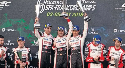  ??  ?? COMPAÑEROS. Buemi, Alonso y Nakajima, pilotos del Toyota ganador, en el podio de las 6 Horas de Spa.