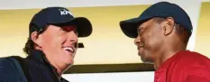  ?? Foto: Steve Marcus, dpa ?? Phil Mickelson (links) und Tiger Woods versuchten vor ihrem Show-Duell, sich ernsthaft in die Augen zu schauen. Es blieb beim Versuch ...