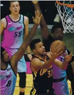  ?? MARTA LAVANDIER – THE ASSOCIATED PRESS ?? Warriors guard Stephen Curry drives to the basket for two of his 36 points against the Miami Heat.