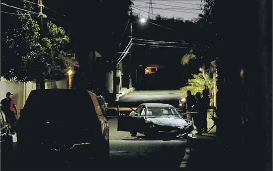  ?? Photograph­s by Gary Coronado Los Angeles Times ?? INVESTIGAT­ORS gather evidence at the scene of a recent homicide in San Jose del Cabo. Los Cabos, a tourist draw, is no longer a haven from Mexico’s violence.