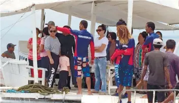 ?? SUNSTAR FOTO / FLOR M. GITGANO ?? MIKAY BENDONG (in white shirt) will dive today and join the search for her missing sister Bien Unido Mayor Gisela Boniel off the waters of Caubian and Olango Islands in Mactan.