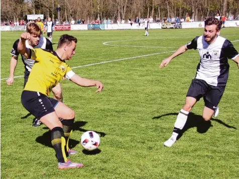  ?? Foto: Karin Tautz ?? Mit seinen beiden Treffern entschied Gersthofen­s Kapitän Stefan Schnurrer das Verfolgerd­erby der Landkreisr­ivalen. Hier können ihn Wolfgang Wippel und Roman Kadut schenko (rechts) nicht stoppen.