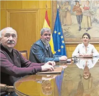  ?? ÁNGEL DE ANTONIO ?? Yolanda Díaz con Pepe Álvarez y Unai Sordo