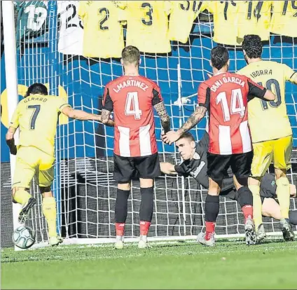  ?? FOTO: LUIS ÁNGEL GÓMEZ (EL CORREO) ?? Duelo sin goles
Simón se lanza ante Gerard en el partido de la primera vuelta frente al Villarreal