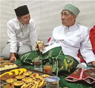  ?? DITE SURENDRA/JAWA POS ?? BERSAMA ULAMA: Cawagub nomor urut 1 Emil Elestianto Dardak (kiri) bertemu dengan pengasuh Ponpes Al Anwar Rembang KH Maimoen Zubair dalam Haul Agung Ke-569 Sunan Ampel di Surabaya kemarin.