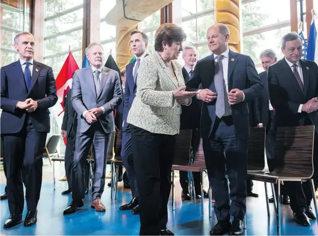  ?? DARRYL DYCK / BLOOMBERG ?? Finance ministers and central bankers met over the weekend in Whistler, B.C., in preparatio­n for the G7 summit later this week in Charlevoix, Que. From left Mark Carney, governor of the Bank of England, Stephen Poloz, governor of the Bank of Canada,...