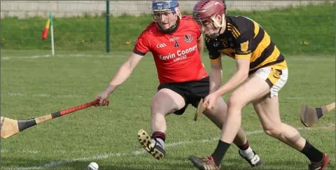  ??  ?? Oulart-The Ballagh defender Barry Kehoe and Rathnure’s Seán O’Connor have eyes only for the ball.