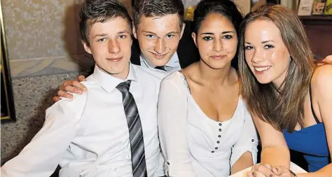  ?? BILD: ARCHIV/RAPHAEL KRÄMER ?? &lt;ie haben es geschafft: Ihren Abschluss an der Oberschule Ofenerdiek feierten diese Schülerinn­en und Schüler im Gesellscha­ftshaus Wöbken.