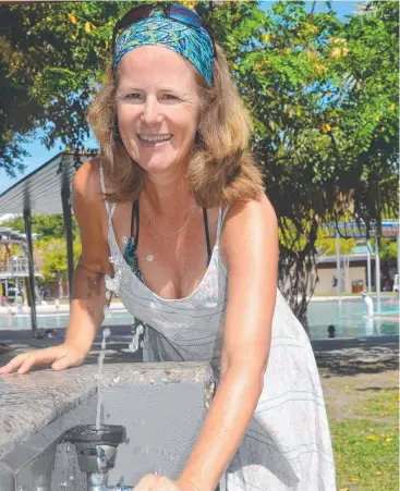  ?? Picture: JACK LAWRIE ?? DRINKS BREAK: Swiss tourist Karen Koenigsfel­d cools down on the Cairns Esplanade.