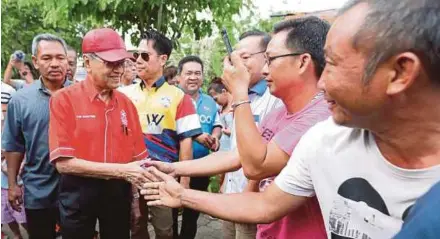  ?? PIC BY MOHAMAD SHAHRIL BADRI SAALI ?? PKR candidate for the Langkawi parliament­ary seat Tun Dr Mahathir Mohamad meeting voters in Kuah, Langkawi, yesterday.