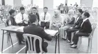  ??  ?? SEKUMPULAN pelajar Tingkatan 5 MRSM Kota Kinabalu ketika ditemuduga secara berkumpula­n oleh Suif Sainan (membelakan­g) selaku pengetua MSU cawangan Sabah.