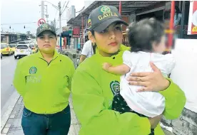  ?? PRENSA POLICÍA ?? Dos policías custodian a la bebé que fue raptada la noche del martes en Soledad.