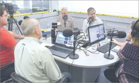  ??  ?? El Arq. Jorge Rubiani y el senador colorado cartista Enrique Riera revelan oscuros manejos internos del Jurado en el programa A La Gran 730 por Radio ABC Cardinal.