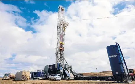  ?? Alex Milan Tracy Sipa USA ?? A DRILLING RIG at the Jonah Field in Sublette County, Wyo. Methane is among the most potent accelerato­rs of global warming, 25 times more harmful than carbon dioxide, and was a focal point in the Obama administra­tion’s plan to limit greenhouse gas...