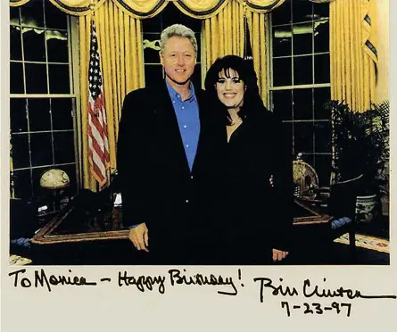  ??  ?? Insieme Bill Clinton e Monica Lewinsky nello Studio Ovale della Casa Bianca, dove i due ebbero rapporti sessuali tra il novembre ‘95 e il marzo ‘97