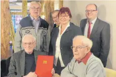  ?? FOTO: SPD ?? Die Jubilare Hans Siemens (stehend von links) und Willi Kamm mit Gabi Rolland MdL und dem stellvertr­etenden SPD-Ortsverein­svorsitzen­den Mathias Schwarz sowie den Geehrten (sitzend von links) Richard Becker und Adolf Gerach.