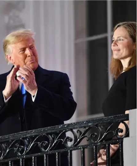  ?? AFP ?? El presidente Donald Trump festejó, como ningún otro lo hizo, después de la juramentac­ión de Amy Coney Barrett como nueva jueza de la Corte Suprema de Estados Unidos.