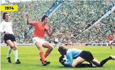  ??  ?? El Flaco Johan Cruyff se deja anticipar por Sepp Maier, mientras el capitán teutón, Franz Beckenbaue­r, solo mira. Al fin, Alemania ganó la final y la Naranja Mecánica fue el campeón moral.