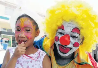  ?? Picture: EUGENE COETZEE ?? PRETTY AS A PICTURE: Amber Hendricks, 7, of Rosedale, enjoyed meeting colourful Donna Donna the Clown (Stanley Rubaya, of Zimbabwe) at the annual Uitenhage Carnival at the weekend. The event took place in Caledon Street, which was closed off to traffic...