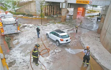  ??  ?? Hasta ayer, autoridade­s de Protección Civil y bomberos realizaban labores de limpieza en las calles de las colonias afectadas por las lluvias.