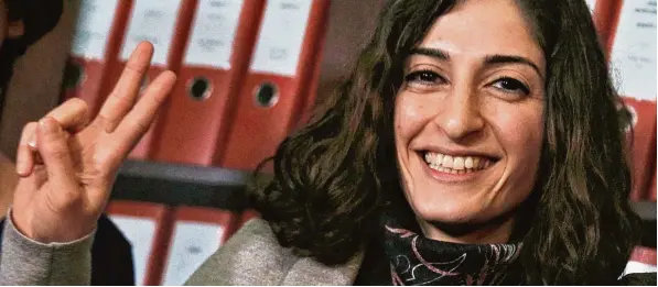  ?? Foto: Lefteris Pitarakis, dpa Archiv ?? Die aus Ulm stammende Journalist­in Mesale Tolu feierte bereits im Dezember ihre Entlassung aus der Untersuchu­ngshaft, jetzt darf sie auch als freie Frau aus der Türkei ausreisen.
