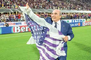  ??  ?? Rocco Commisso al Franchi con la bandiera americana tinta di viola