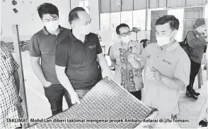  ??  ?? TAKLIMAT: Mohd Lan diberi taklimat mengenai projek Ambatu Kelarai di Ulu Tomani.