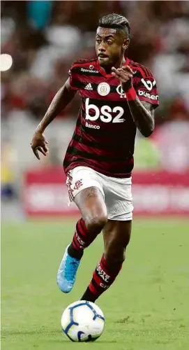  ?? Sergio Moraes - 10.nov.19/Reuters ?? O atacante Bruno Henrique conduz a bola em partida do Flamengo contra o Bahia pelo Campeonato Brasileiro, no Maracanã