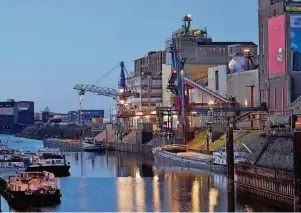  ?? FOTO: MICHAEL REUTER ?? Güterumsch­lag im Hafen: Die Wirtschaft brummt im Rhein-Kreis Neuss.