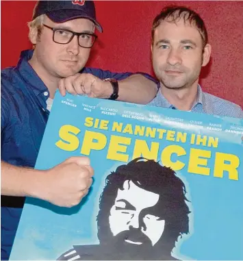  ?? Foto: Wolfgang Diekamp ?? Jetzt ist er selbst ein Kinostar: Der Augsburger Fan Marcus Zölch (links) stellte mit Produzent Thomas Král den Bud Spencer Film im Thalia vor.