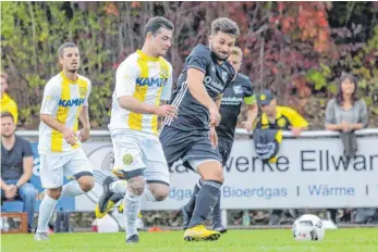  ?? FOTO: PETER SCHLIPF ?? Nach Waldhausen wartet der Spitzenrei­ter auf den FC Ellwangen (schwarzes Trikot).