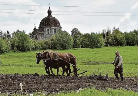  ?? FOTO MAFRA TOMÁŠ VLACH ?? Zemědělská půda je pro svoji kvalitu na Ukrajině cenným artiklem. Na snímku farmář obdělává své pole na ukrajinské Volyni.