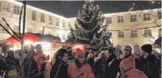  ?? FOTO: ISNY MARKETING ?? Blick in den Innenhof: Die Isnyer Schlosswei­hnacht bezaubert durch ihre heimelige Atmosphäre.