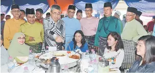  ?? — Gambar Bernama ?? RAMAH MESRA: Ahmad Bashah (tiga kiri) melayani tetamu yang hadir pada Majlis Aidilfitri FELCRA Berhad Wilayah Utara di Pekarangan Pejabat Pengurus Besar Wilayah Felcra Berhad di Alor Setar, semalam.