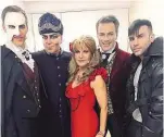  ??  ?? Backstage in Wien: Kröger ( 2. v. li.) mit seinen Co- Stars Axel Olzinger, Deborah Sasson, Jochen Sautter und Freund Kiko ( v. li.).