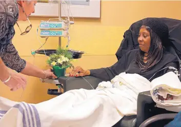  ?? CHRISTIAN GOODEN/ST. LOUIS POST-DISPATCH/TNS ?? Jeanne Carbone, left, a therapeuti­c horticultu­re instructor, presents Rita Armstead of St. Ann with a bouquet of aromatic clippings as she gets treatment on Thursday, Nov. 30, 2017, at Siteman Cancer Center. Carbone works for the Missouri Botanical...