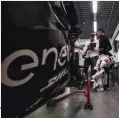  ??  ?? Pendant qu'alex Criville teste à son tour l'energica de série à Montmelo, Loris Capirossi et Alessandro Branetti développen­t la version de course pour 2019 avec l'ingénieur Gampiero Testoni.