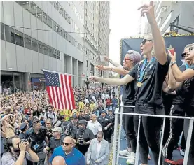  ?? AP ?? Una multitud. Recibió a las 22 estadounid­enses que alzaron la Copa.