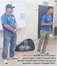  ??  ?? JURULATIH Roslan Wasli memberi penerangan ringkas kepada para pemain sambil diperhatik­an pengurus pasukan, Lokman Sunggim (kiri).