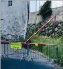  ?? FOTO: ÅSE ASTRI BAKKA ?? Det er satt opp sperring før muren og skilt som forteller at veien er midlertidi­g stengt.